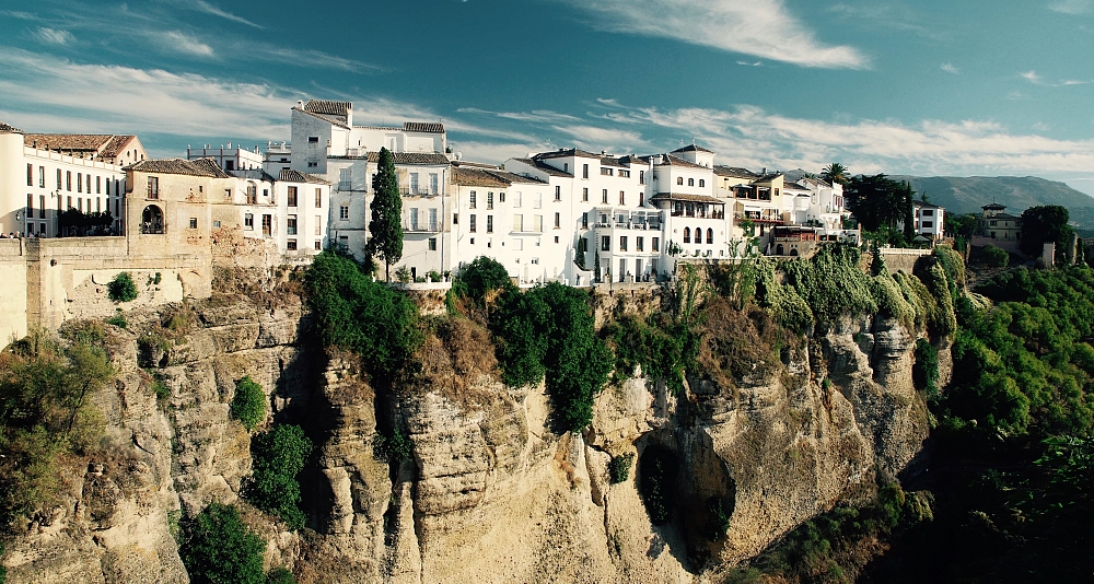 Road trip through the Green North: history, mountains, and sea in a single experience