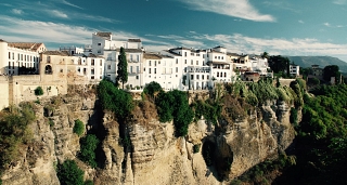 Road trip through the Green North: history, mountains, and sea in a single experience