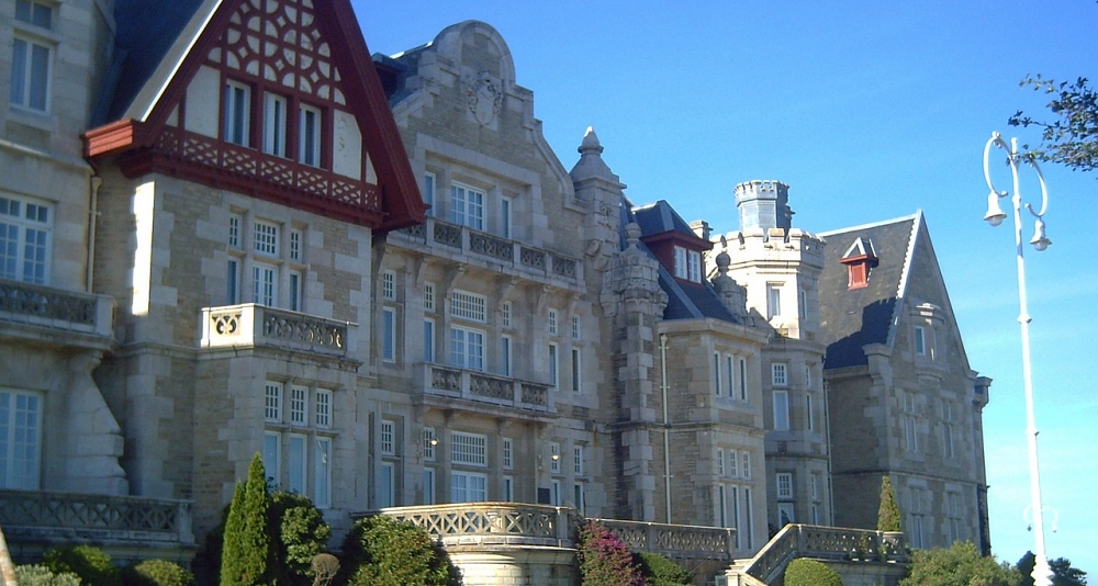 Road trip through the Green North: history, mountains and sea in a single experience