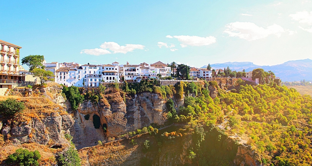 Road trip through the Green North: history, mountains, and sea in a single experience