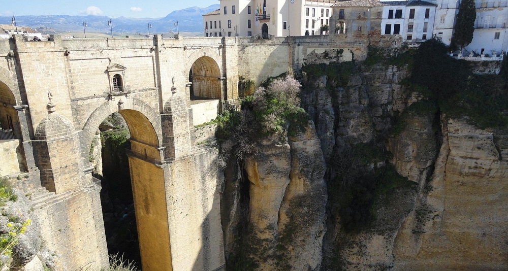Road trip through the Green North: history, mountains, and sea in a single experience