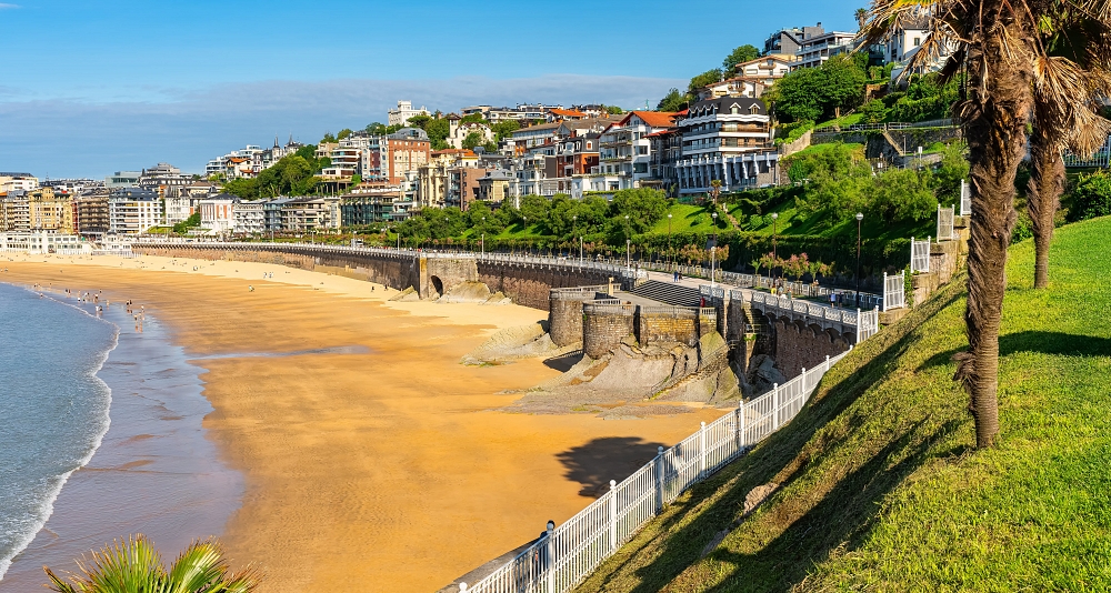 Road trip through the Green North: history, mountains and sea in a single experience