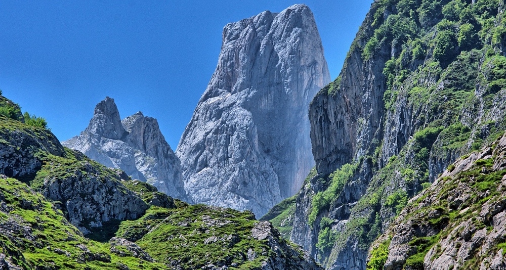 Road trip through the Green North: history, mountains and sea in a single experience