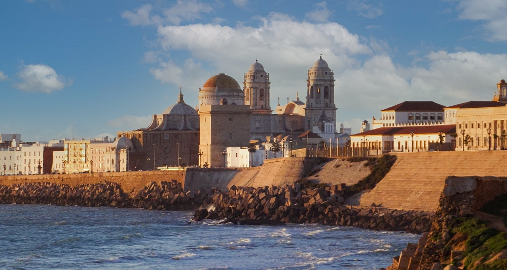 Road trip through the Green North: history, mountains, and sea in a single experience