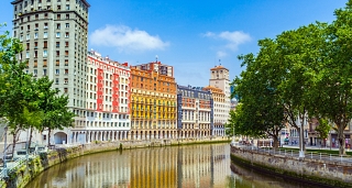 Ruta en tren por el Norte Verde de España: de Bilbao a Santiago