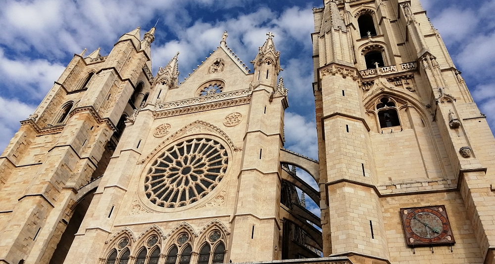 Train route through Castile and León: Spanish history and tradition