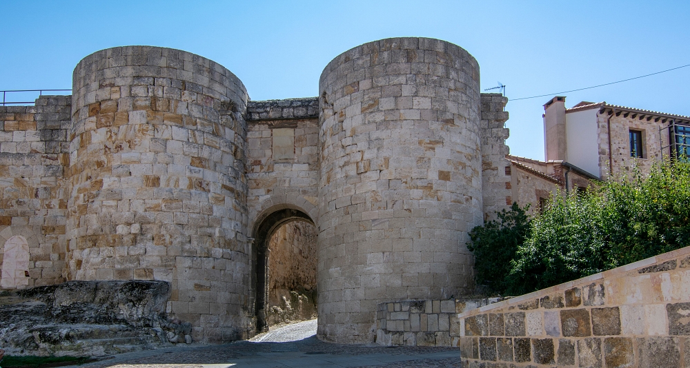 Train route through Castile and León: Spanish history and tradition