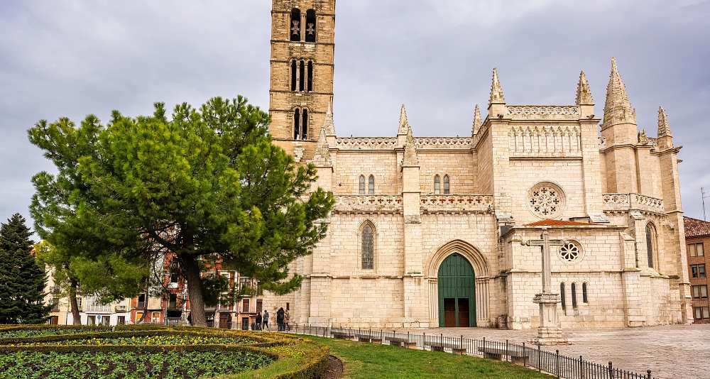 Train route through Castile and León: Spanish history and tradition