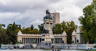 Train route through Galicia: from A Coruña to Vigo between sea and legend