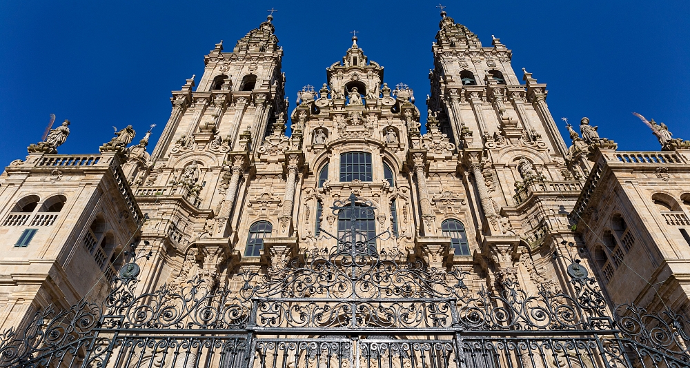 Train route through Galicia: from A Coruña to Vigo between sea and legend